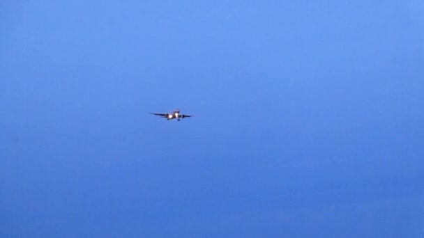 Вид на вступ в землі з літака в аеропорту "Пулково" у Санкт-Петербурзі. Росія. — стокове відео