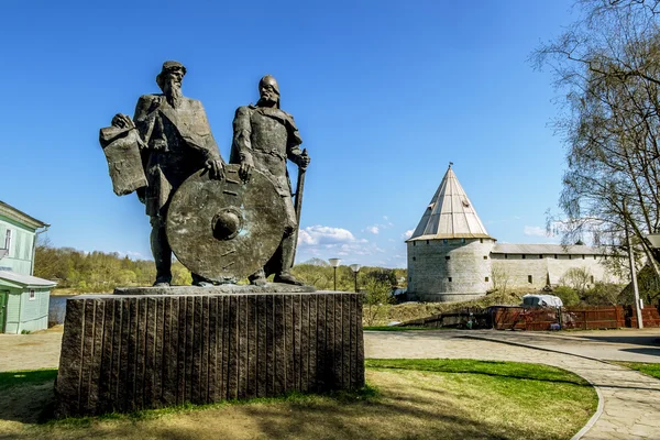 Пам'ятник князям Рюрика та Олег пророче в старому Ладо — стокове фото