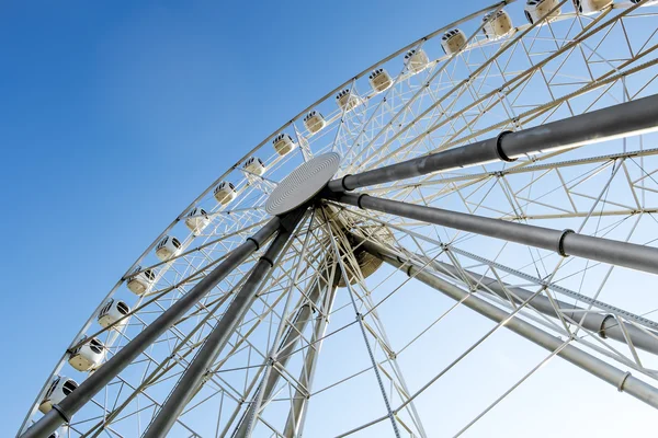 A roda gigante no parque de diversões "Divo Ostrov" em St. Pete — Fotografia de Stock