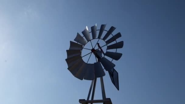 Molino de viento giratorio sobre fondo de cielo azul en Chipre — Vídeos de Stock