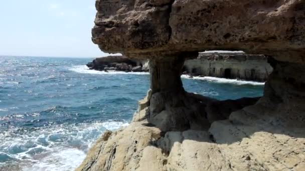 De opwinding van de zee bij Kaap Greco. Cyprus. — Stockvideo