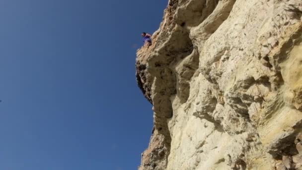 女の子のケープ Greco.Cyprus で、崖から海にジャンプします。. — ストック動画