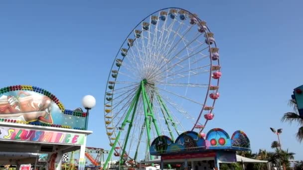 Blick auf das Riesenrad im Vergnügungspark in Ayia Napa. Zypern. — Stockvideo