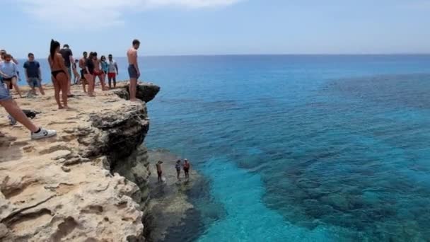 Un homme saute dans la mer depuis les falaises du Cap Grec.Chypre . — Video