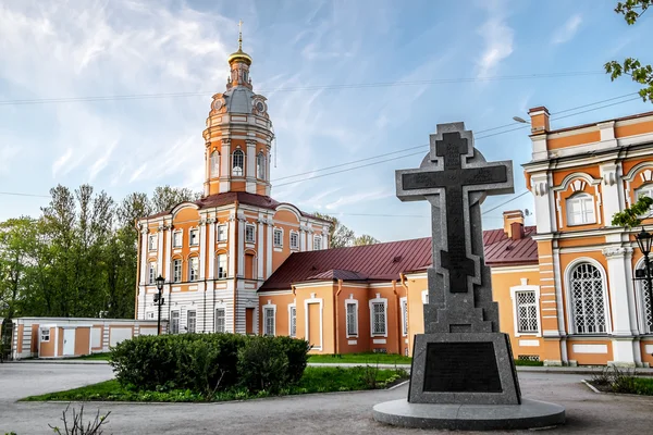 Ansicht der Dreifaltigkeitskathedrale von Alexander Nevsky Lavra in St. Peter — Stockfoto