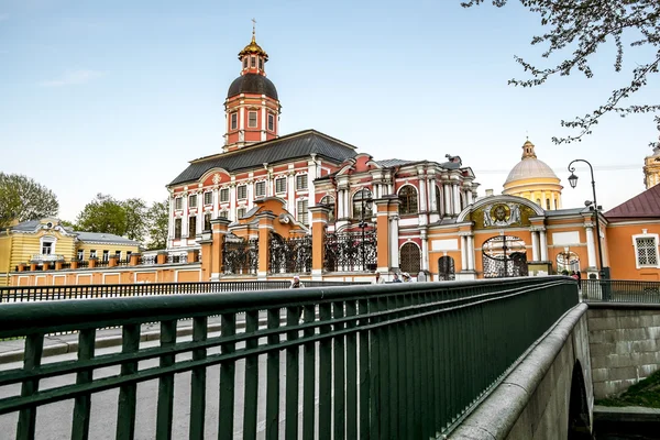 Ansicht der Dreifaltigkeitskathedrale von Alexander Nevsky Lavra in St. Peter — Stockfoto