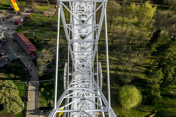 La grande roue du parc d'attractions "Divo Ostrov" à Saint-Pete — Photo