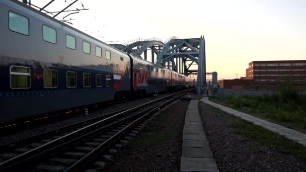 Vista de um trem que passa ferrovias russas bondes de dois andares em São Petersburgo. Rússia . — Vídeo de Stock