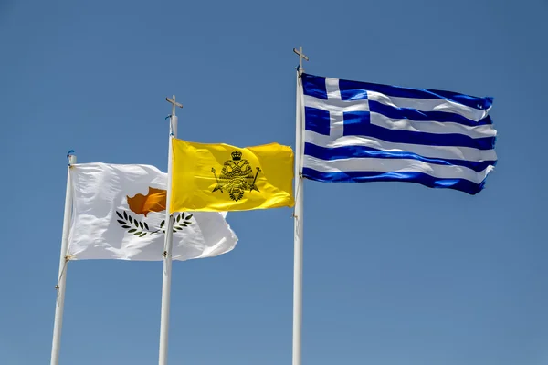 Ondeando en las banderas de viento de Chipre y Grecia contra el s —  Fotos de Stock