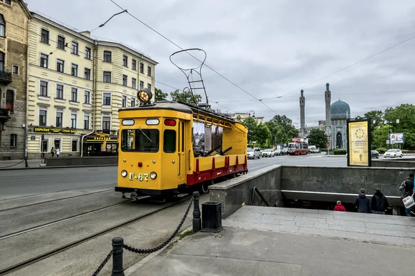 Tram d'epoca sulla prospettiva Kamennoostrovsky San Pietroburgo. Russ. — Foto Stock