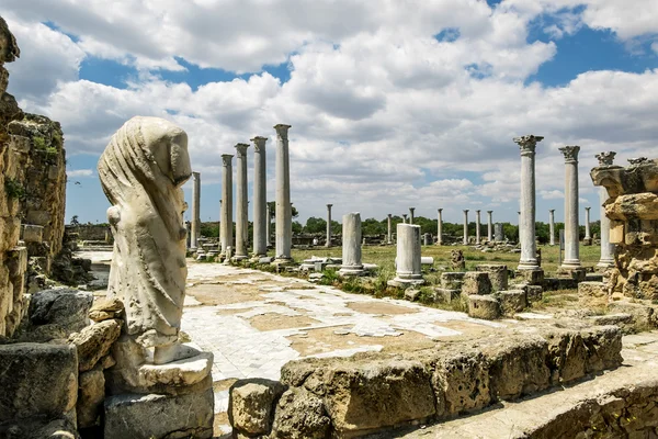 Ruinas y estatuas antiguas en la antigua ciudad de Salamis en Fama — Foto de Stock