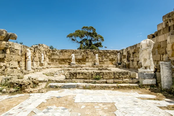 Ruinas y estatuas antiguas en la antigua ciudad de Salamis en Fama —  Fotos de Stock