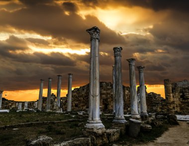 Kalıntıları ve Antik Salamis Antik şehir içinde Fama sütunlarda