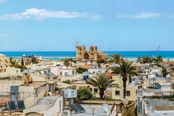 The roofs of the houses and the St. Nicholas Cathedral mosque La — Stock Photo, Image