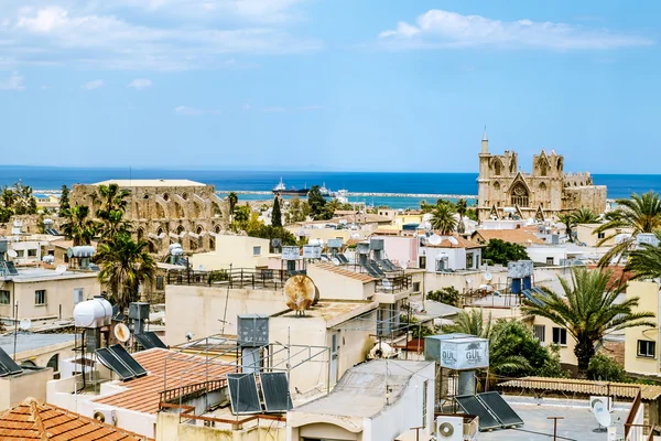 Os telhados das casas e a mesquita Catedral de São Nicolau La — Fotografia de Stock