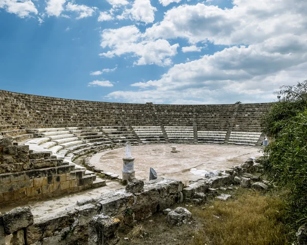 Ruínas e anfiteatro antigo na antiga cidade de Salamis em — Fotografia de Stock