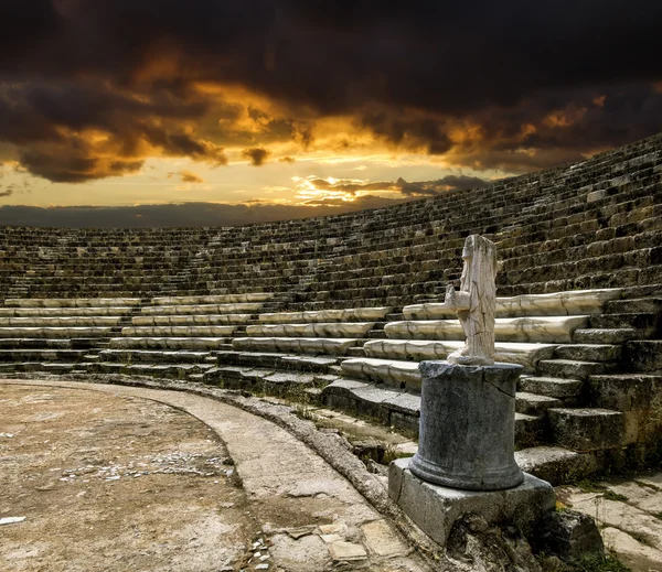 Ruines en oude amfitheater in de oude stad van Salamis in — Stockfoto