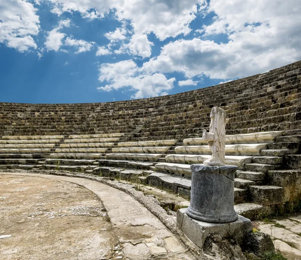 Руїни і стародавній амфітеатр в стародавні міста Саламіні в — стокове фото