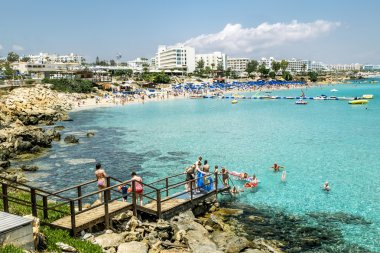 Otel ve Protaras incir ağacı Koyu'ndaki plaj. Kıbrıs.