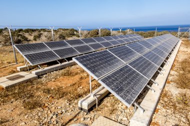 Güneş panelleri güneşli deniz kıyısında satırları