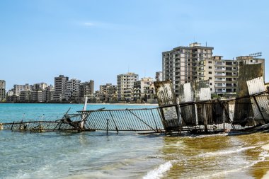 Varoşa Famagusta'deki / daki terk edilmiş hayalet şehir. Kuzey Kıbrıs Türk Cumhuriyeti.