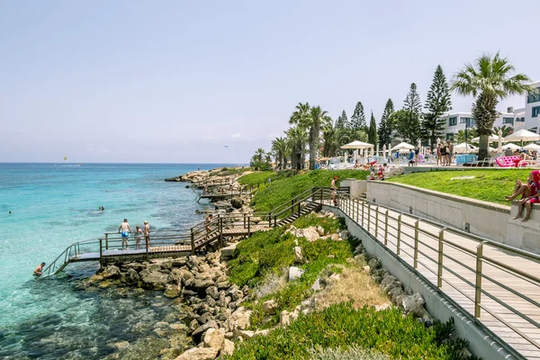 Hotéis e praia na Fig tree Bay em Protaras .Cyprus . — Fotografia de Stock