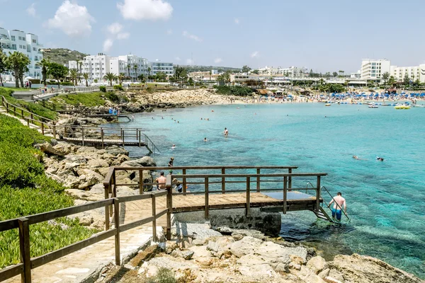 Hotele i plaży Fig tree Bay w Protaras. Cypr. — Zdjęcie stockowe