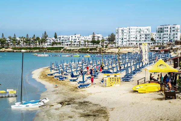 Hotele i plaży Fig tree Bay w Protaras. Cypr. — Zdjęcie stockowe