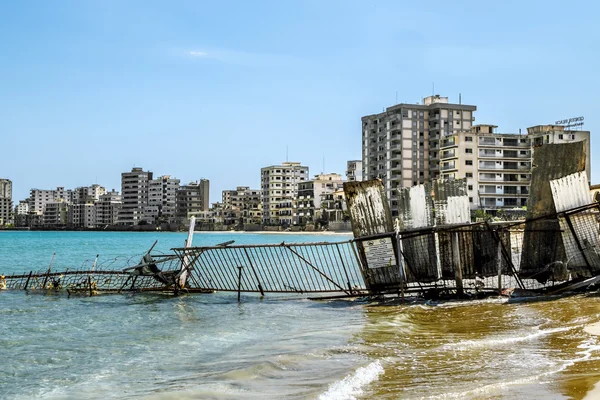 Varoşa Famagusta'deki / daki terk edilmiş hayalet şehir. Kuzey Kıbrıs Türk Cumhuriyeti.