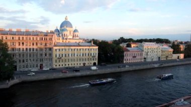 Fontanka Nehri zevk tekneler ve Trinity Katedrali, St. Petersburg yelken. Rusya.