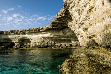 Cape Greco kayalıklarla ve deniz manzarasına. Kıbrıs.