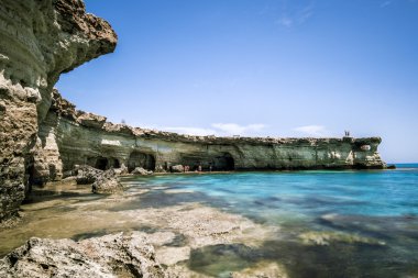 Cape Greco kayalıklarla ve deniz manzarasına. Kıbrıs.