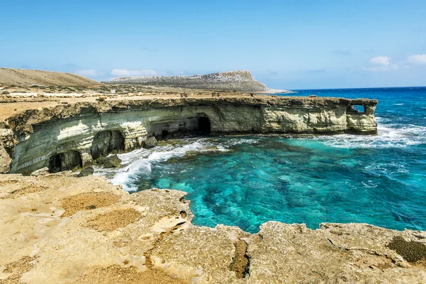 Uitzicht op de zee en de kliffen van Kaap Greco. Cyprus. — Stockfoto