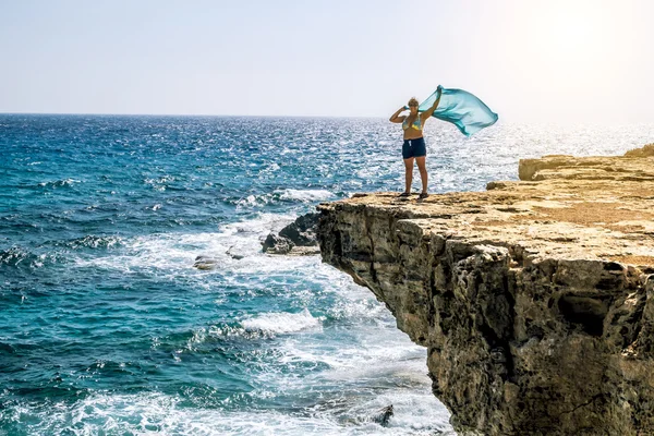 Mujer de pie con agitación en el viento con un pañuelo en th — Foto de Stock