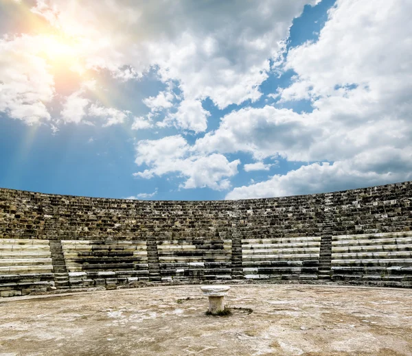 遺跡と古代円形闘技場でサラミス島の古代都市 — ストック写真