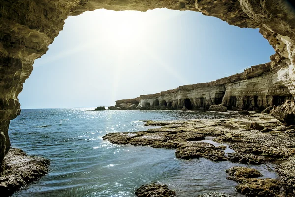 Vistas do mar e falésias do Cabo Greco. Chipre . — Fotografia de Stock