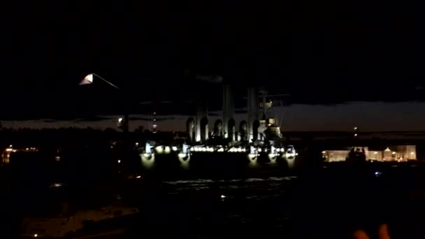 The passage under the bridges of the cruiser Aurora at the eternal Parking in St. Petersburg. Russia. — Stock Video