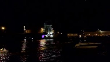 Geçiş köprüleri kruvazör Aurora sonsuz Park St Petersburg adlı altında. Rusya.