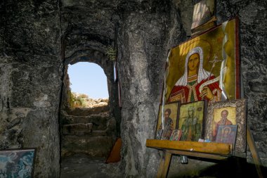Grotto Ayia N yakınındaki Aziz Thekla Kilisesi simgesiyle
