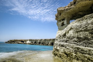 Cape Greco kayalıklarla ve deniz manzarasına. Kıbrıs.