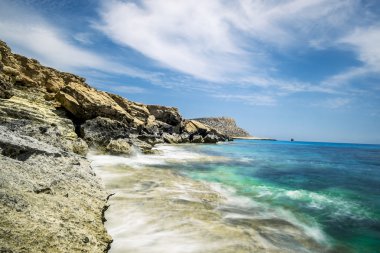 Cape Greco kayalıklarla ve deniz manzarasına. Kıbrıs.