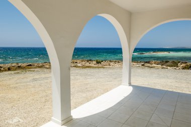 Kemer aracılığıyla görünümü güzel bir deniz manzarası üzerinde