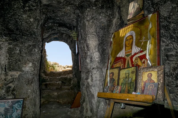 The grotto with the icon near the Church of St. Thekla in Ayia N — Stock Photo, Image