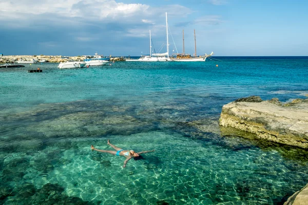 Green Bay en rots stranden liggen in Protaras. Cyprus — Stockfoto