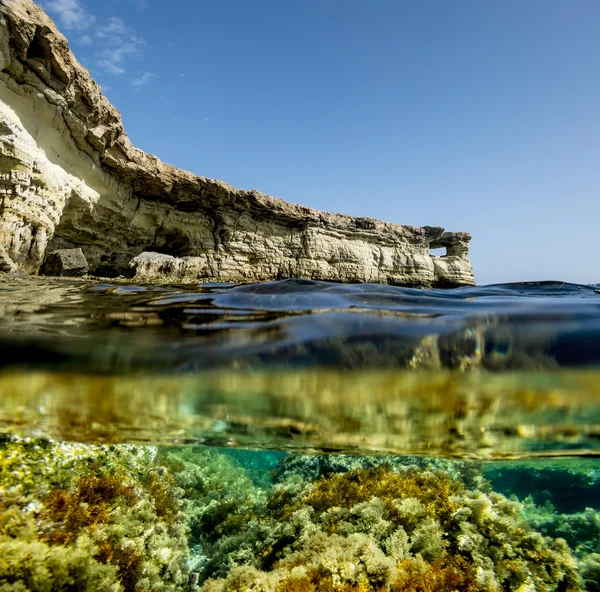 Veduta delle scogliere e delle grotte marine di Capo Greco da sotto la — Foto Stock