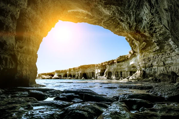 Vistas do mar e falésias do Cabo Greco. Chipre . — Fotografia de Stock