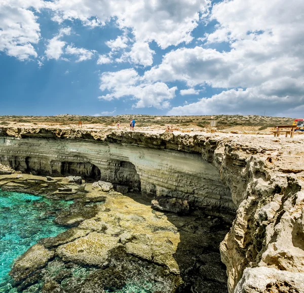 Vistas do mar e falésias do Cabo Greco. Chipre . — Fotografia de Stock