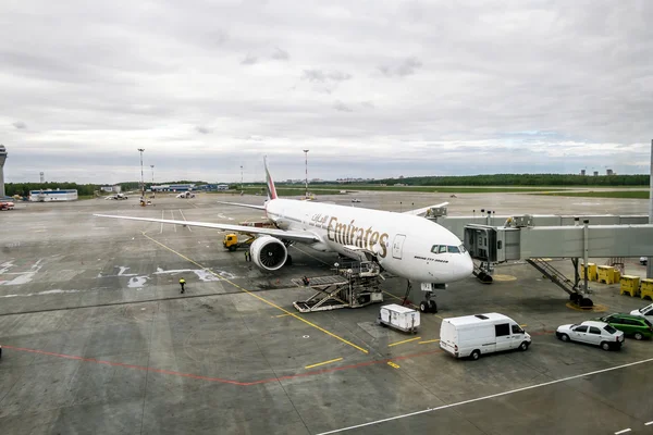 O avião da companhia aérea Emirates no aeroporto internacional Pulko — Fotografia de Stock