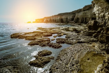 Cape Greco kayalıklarla ve deniz manzarasına. Kıbrıs.