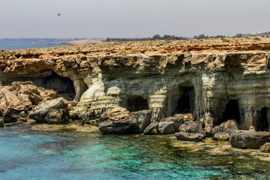 Cape Greco kayalıklarla ve deniz manzarasına. Kıbrıs.